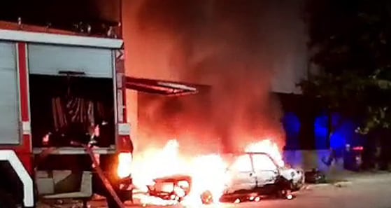 Una imagen del auto calcinado en el que hallaron un cuerpo