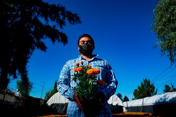 El floricultor Edgar Tezcatzin López