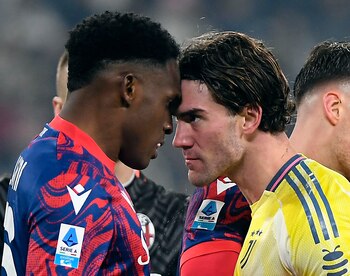Jhon Lucumí y Dusan Vlahovic enfrentándose en un duelo entre Bolonia y Juventus por la Serie A de Italia - crédito Massimo Pinca / REUTERS