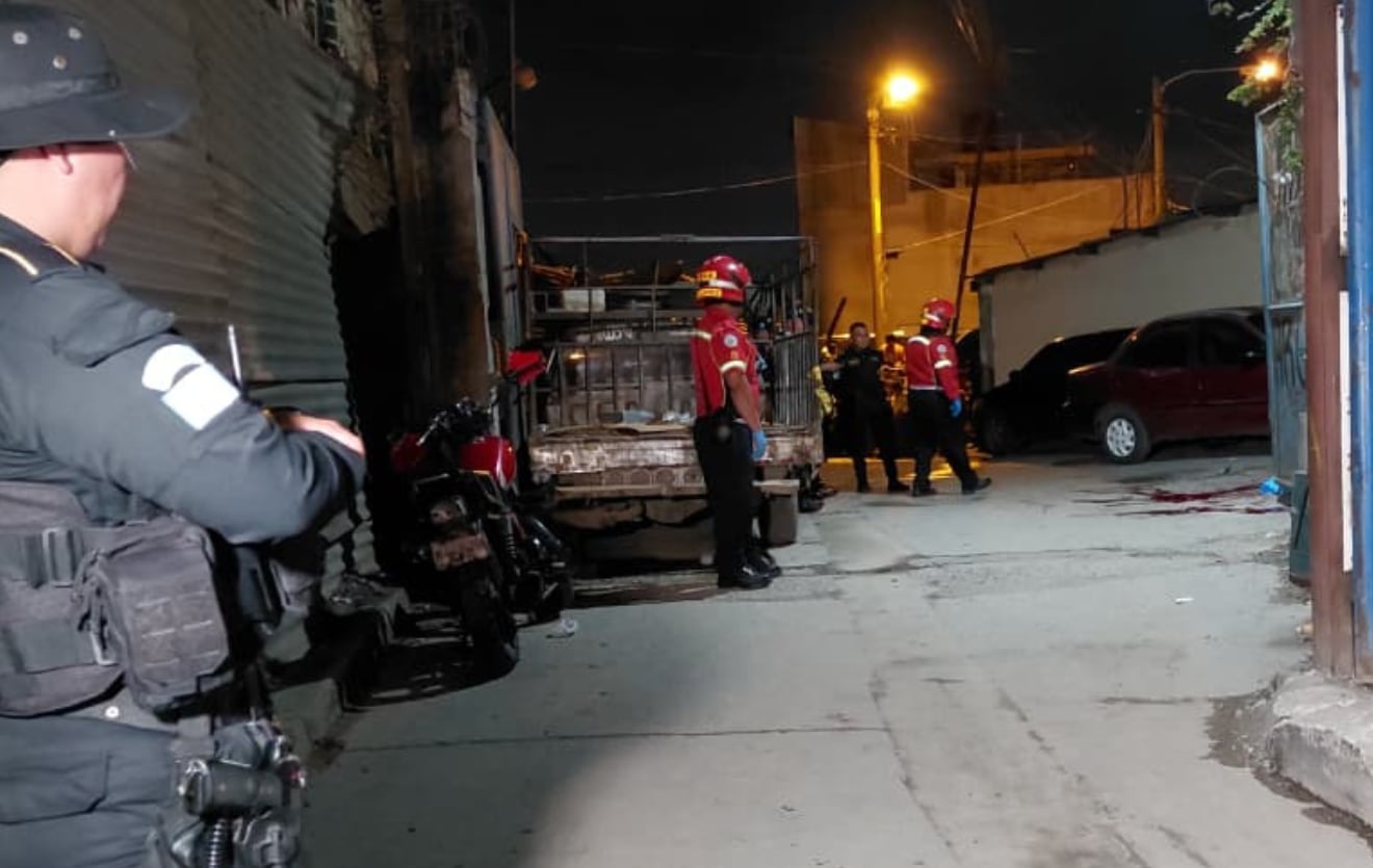 Dos jóvenes de 18 años murieron por impactos de bala en la colonia Manuel Colom Argueta de la zona 3. (Bomberos Municipales)
