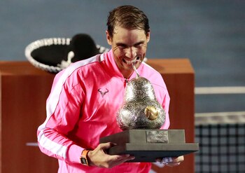 El trofeo original está fabricado por plata y oro del estado de Guerrero en México. (REUTERS/Henry Romero)