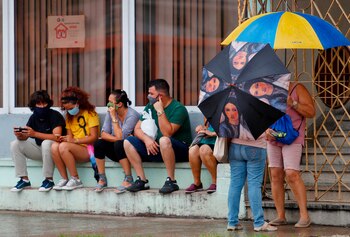 Varias personas esperan su turno