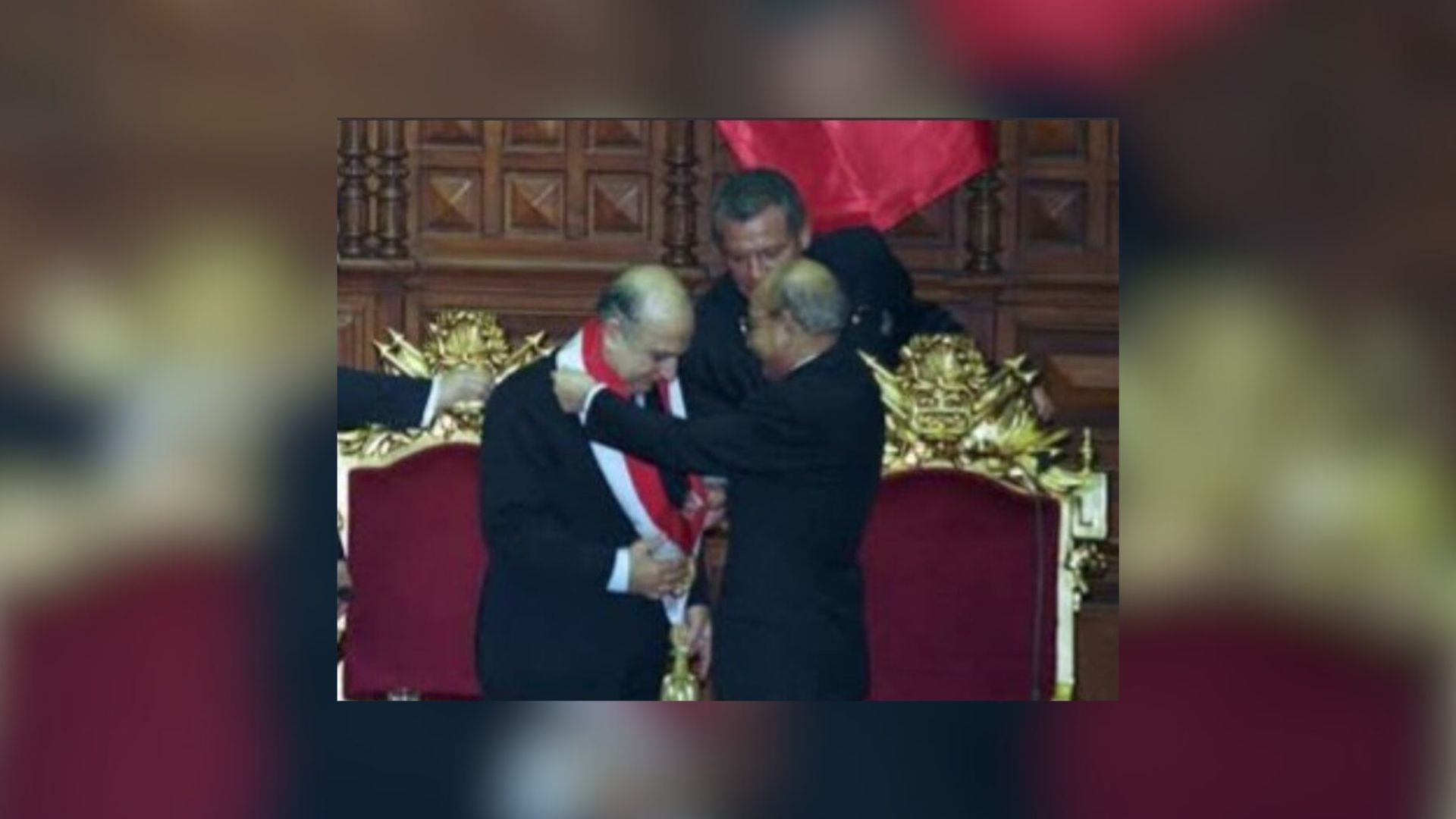 Carlos Ferrero Costa recibe la banda presidencial de Valentín Paniagua. (Foto: Andina)