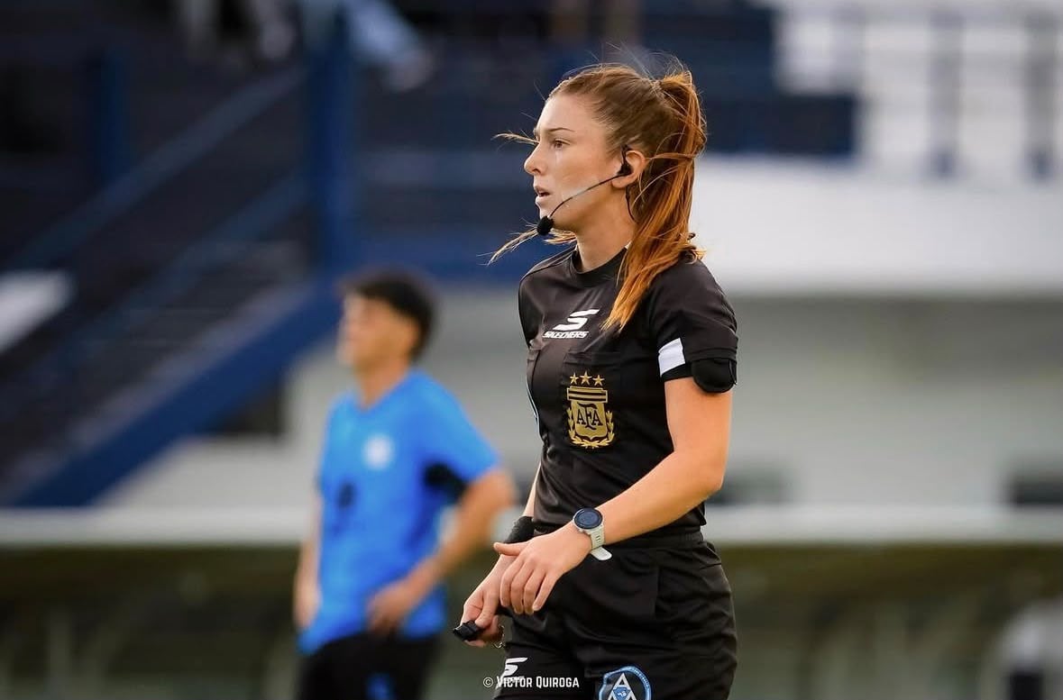 Ariadna Palacios tuvo su debut como árbitra principal en la Primera B Metropolitana (Crédito: Víctor Quiroga)