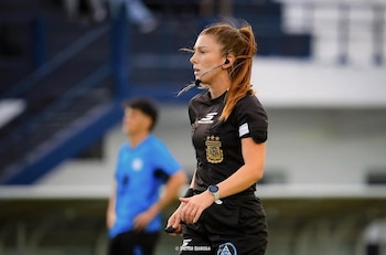 Ariadna Palacios tuvo su debut como árbitra principal en la Primera B Metropolitana (Crédito: Víctor Quiroga)