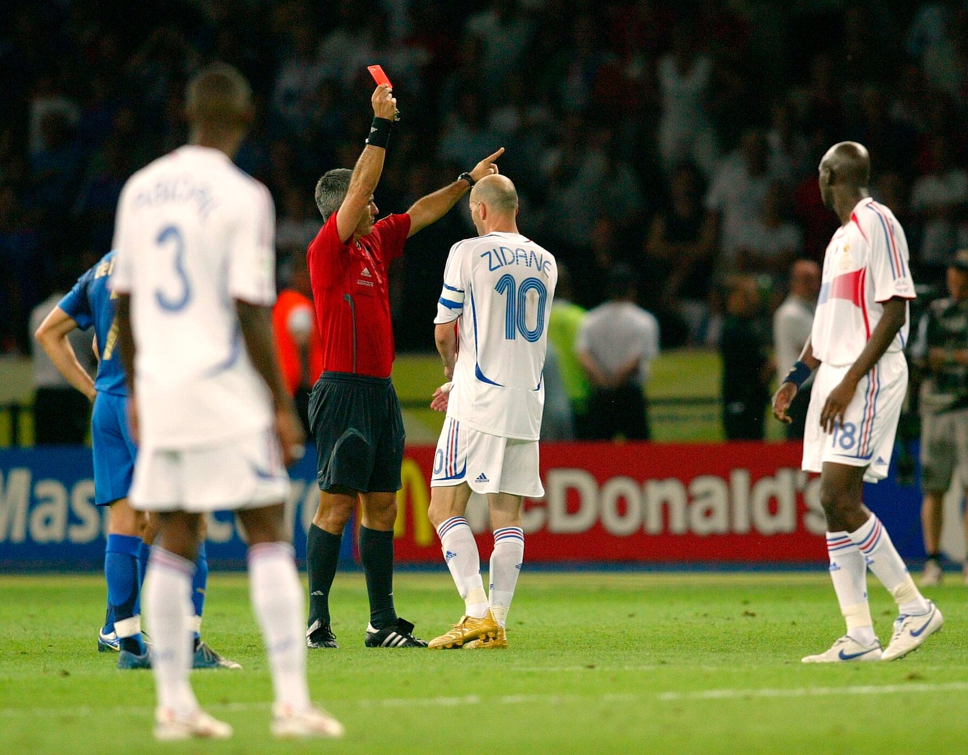 La expulsión de Zidane tras el cabezazo dejó a la selección de Francia en inferioridad numérica durante la prórroga de la final ante Italia (Shutterstock)