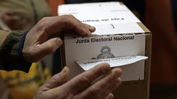 Un hombre emita su voto