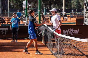 Segundo Goty saluda a Benjamín Chelía tras derrotarlo en la qualy de Córdoba (Crédito: Prensa AAT)