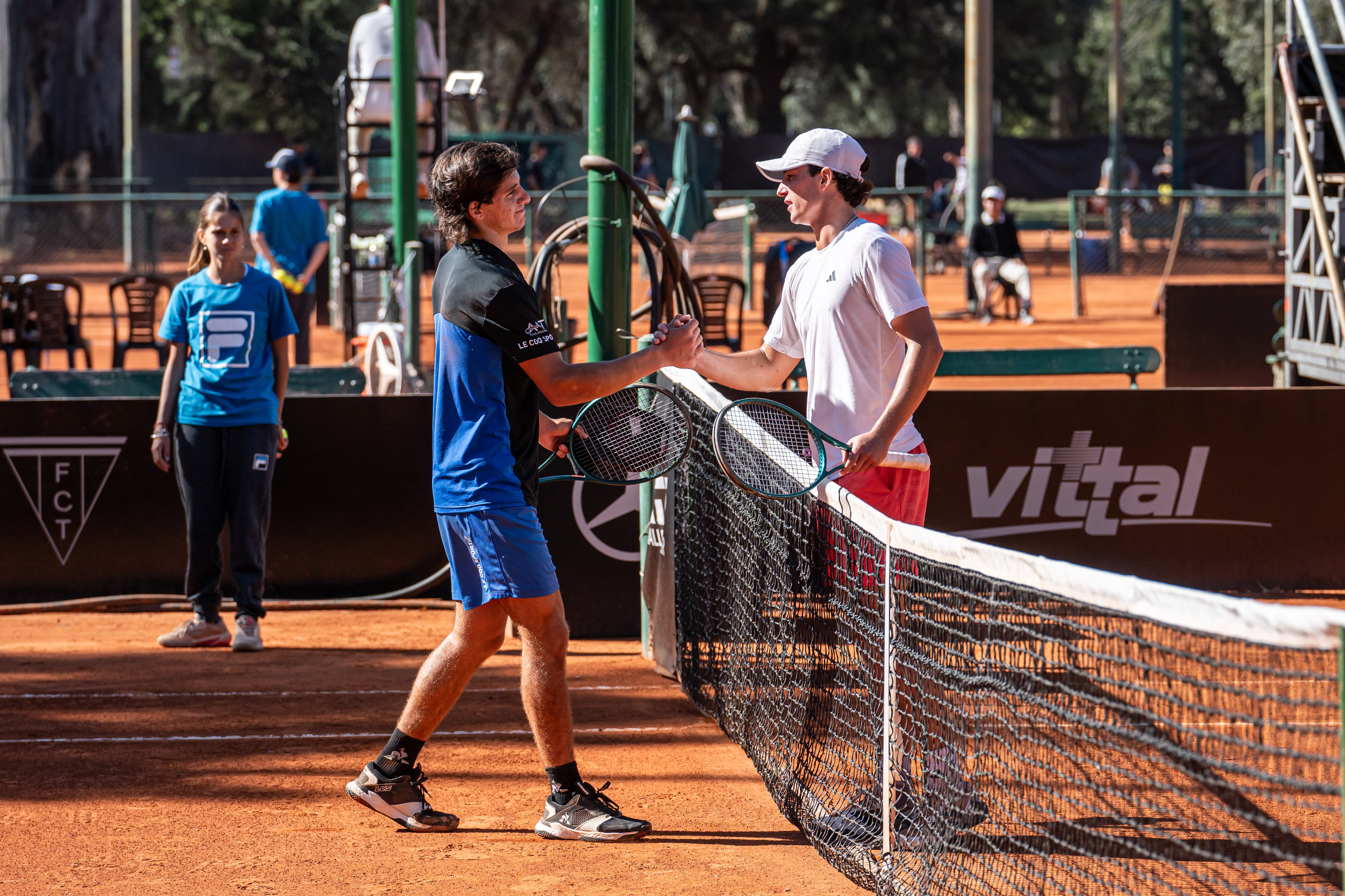 Segundo Goty saluda a Benjamín Chelía tras derrotarlo en la qualy de Córdoba (Crédito: Prensa AAT)