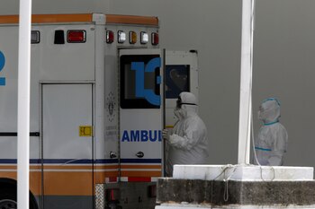 Personal sanitario traslada a un