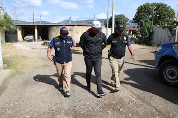 El caso sigue abierto para determinar cómo actuó cada sospechoso, mientras el segundo detenido fue llevado ante un juzgado y continúa el proceso legal.