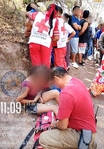 Paramédicos atendiendo a los heridos