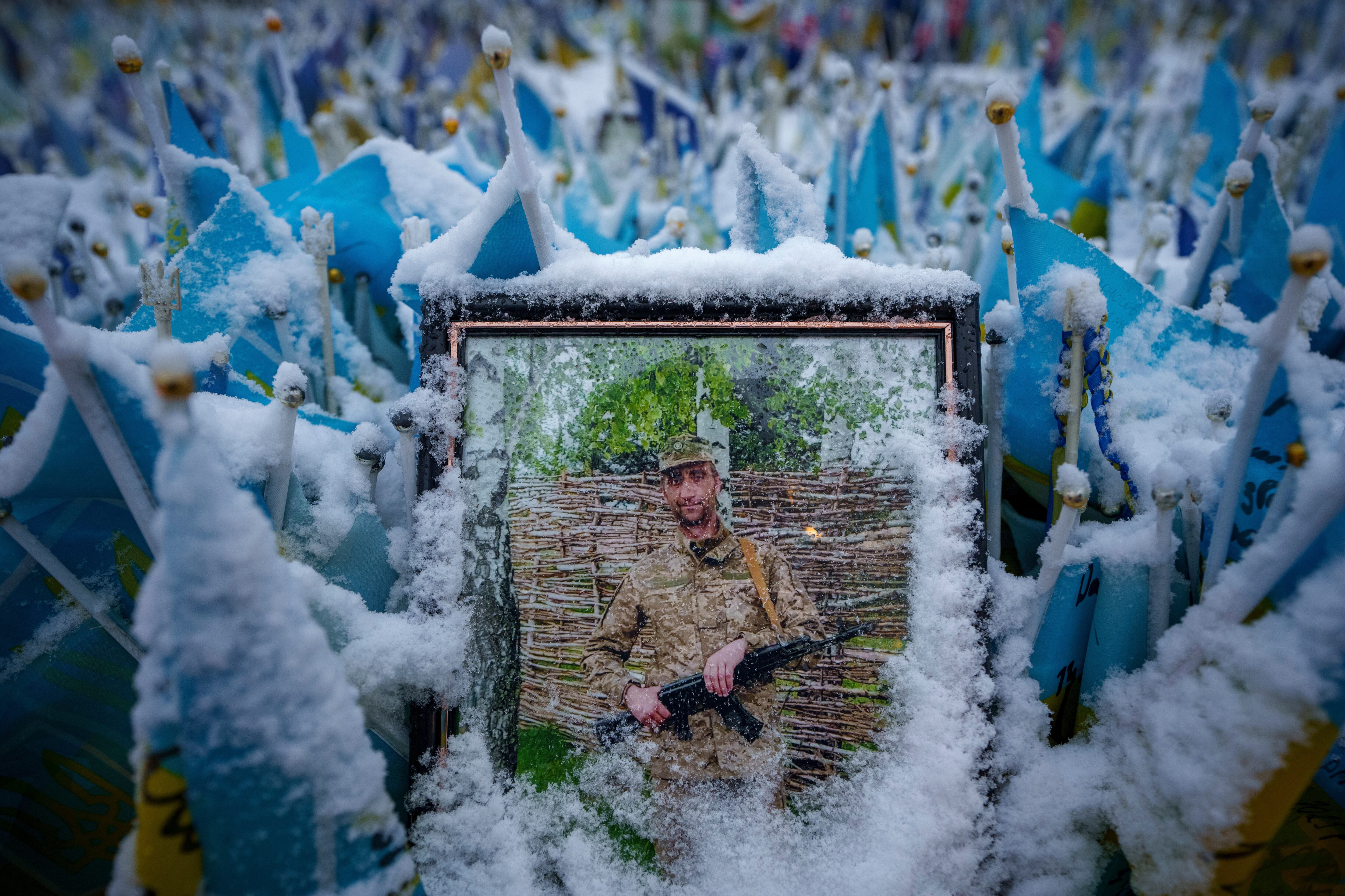 La nieve cubre la fotografía de un militar ucraniano caído en el centro de Kiev, Ucrania, el martes 12 de marzo de 2024 (AP/Vadim Ghirda, Archivo)
