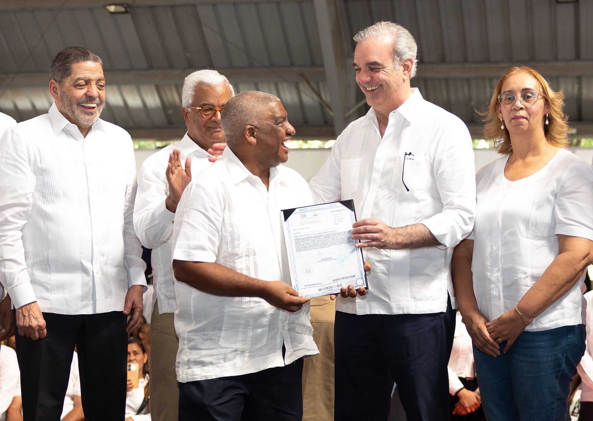 La entrega de títulos de propiedad beneficia a cerca de 10,000 residentes distribuidos en diez barrios de San Cristóbal. (Foto cortesía Presidencia de la República Dominicana)