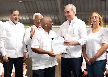 La entrega de títulos de propiedad beneficia a cerca de 10,000 residentes distribuidos en diez barrios de San Cristóbal. (Foto cortesía Presidencia de la República Dominicana)