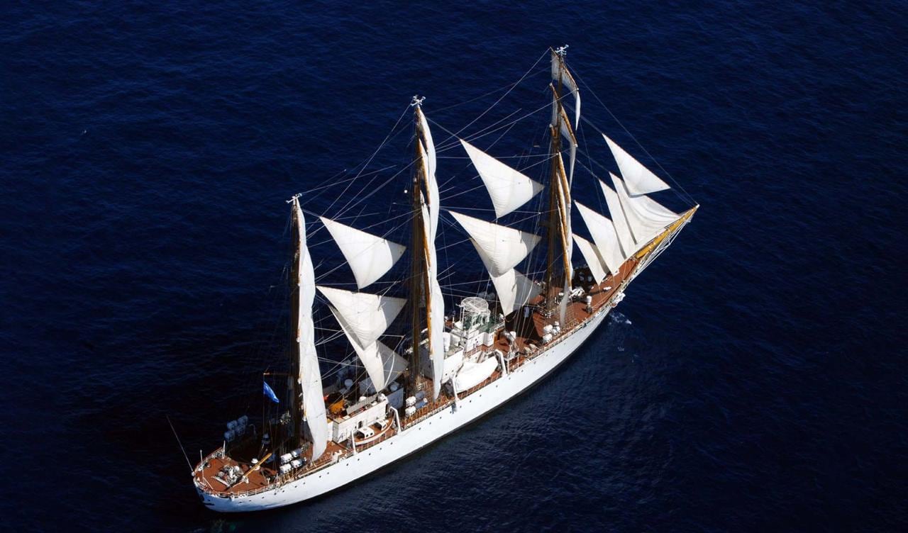 El Capitán de Navío Ariel Gestoso aceptó el galardón en representación de la tripulación argentina durante la conferencia en Francia