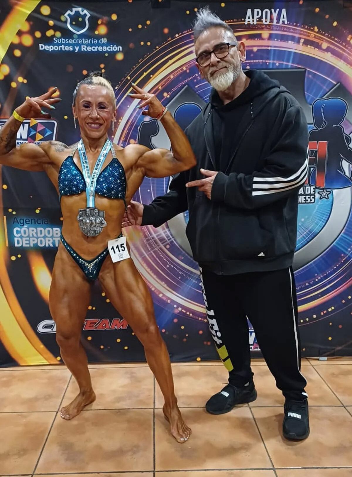 Alicia Vargas con la medalla de plata que obtuvo en campeonato nacional de fitness (El Diario Sur)