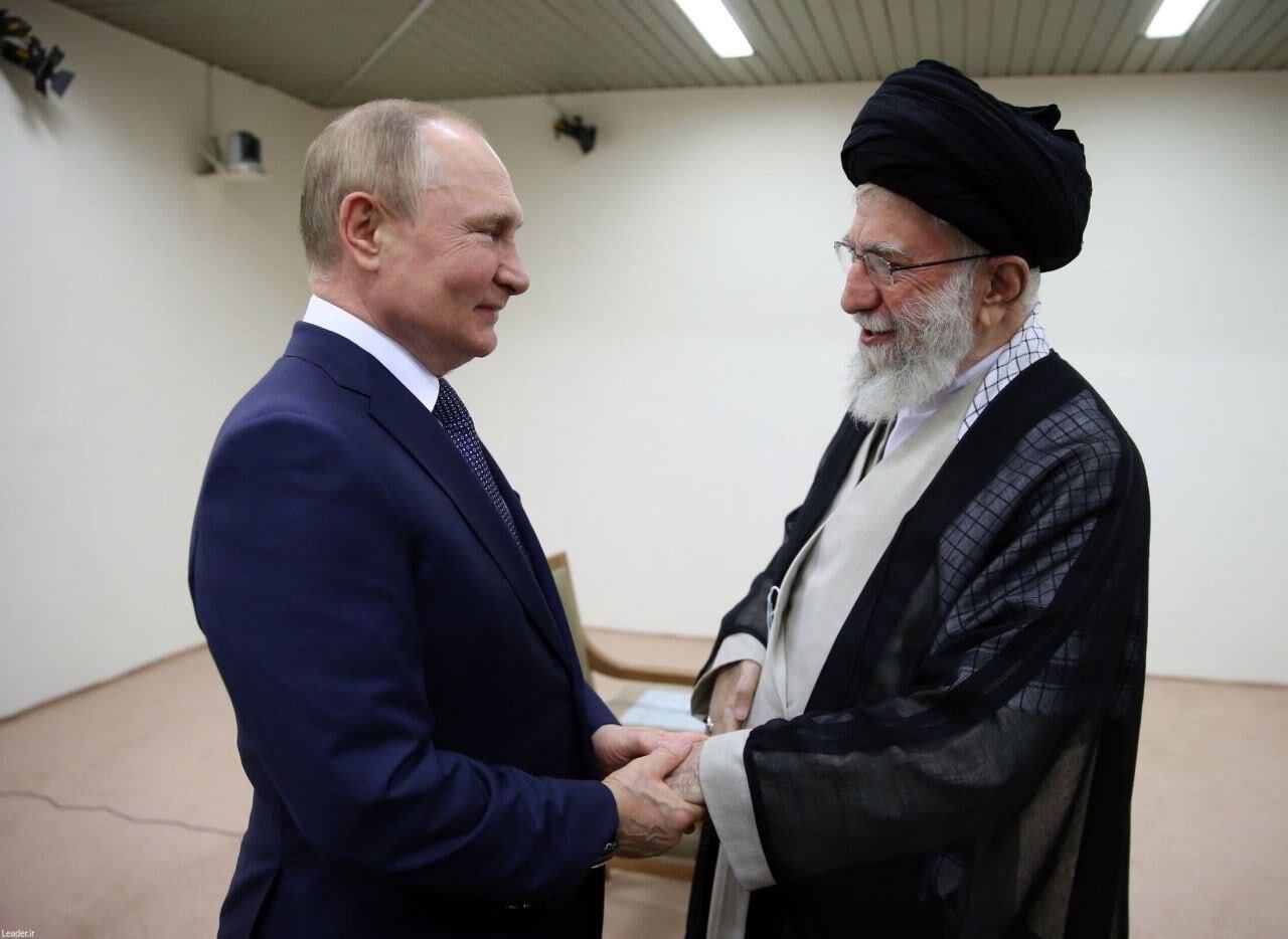 Vladimir Putin y Alí Khamenei en una foto sin fecha. (Reuters)