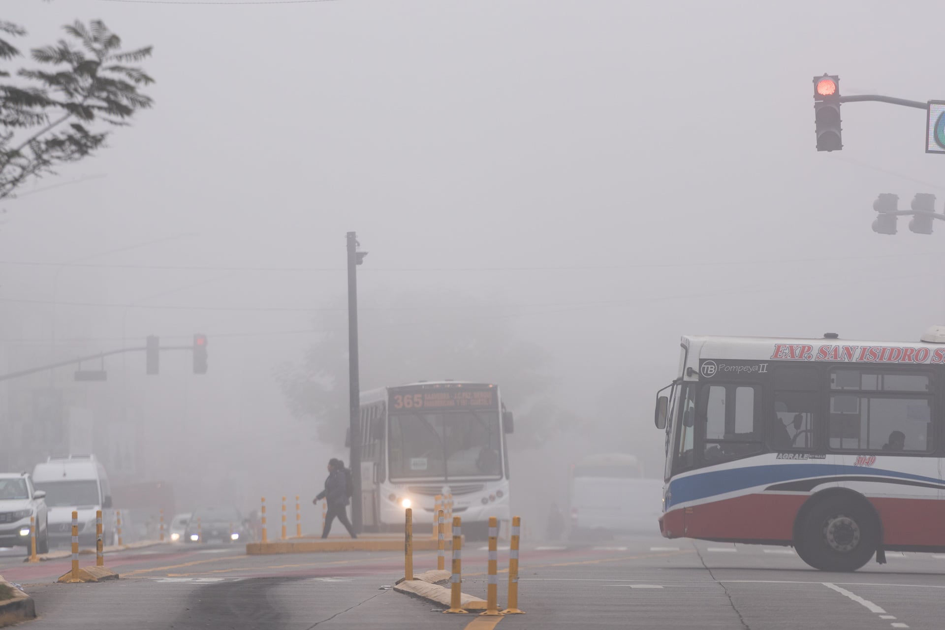 La nubosidad baja limitará el calentamiento diurno en toda la región metropolitana, con jornadas de amplitud térmica reducida y ambiente fresco incluso durante la tarde (Fotografía: Adrián Escandar)