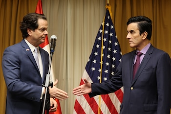 El embajador de Estados Unidos en Perú, Bernie Navarro (i), fue captado este 19 de agosto al saludar al canciller de Perú, Carlos Espá, durante una rueda de prensa conjunta, en Lima (Perú). EFE/Paolo Aguilar