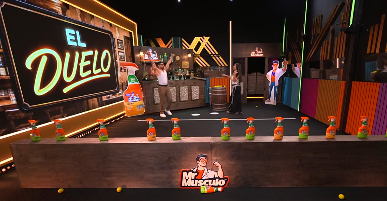 Masad celebra su victoria frente a Karina Torres tras completar la prueba del duelo de salvación en un estudio de televisión. (X)