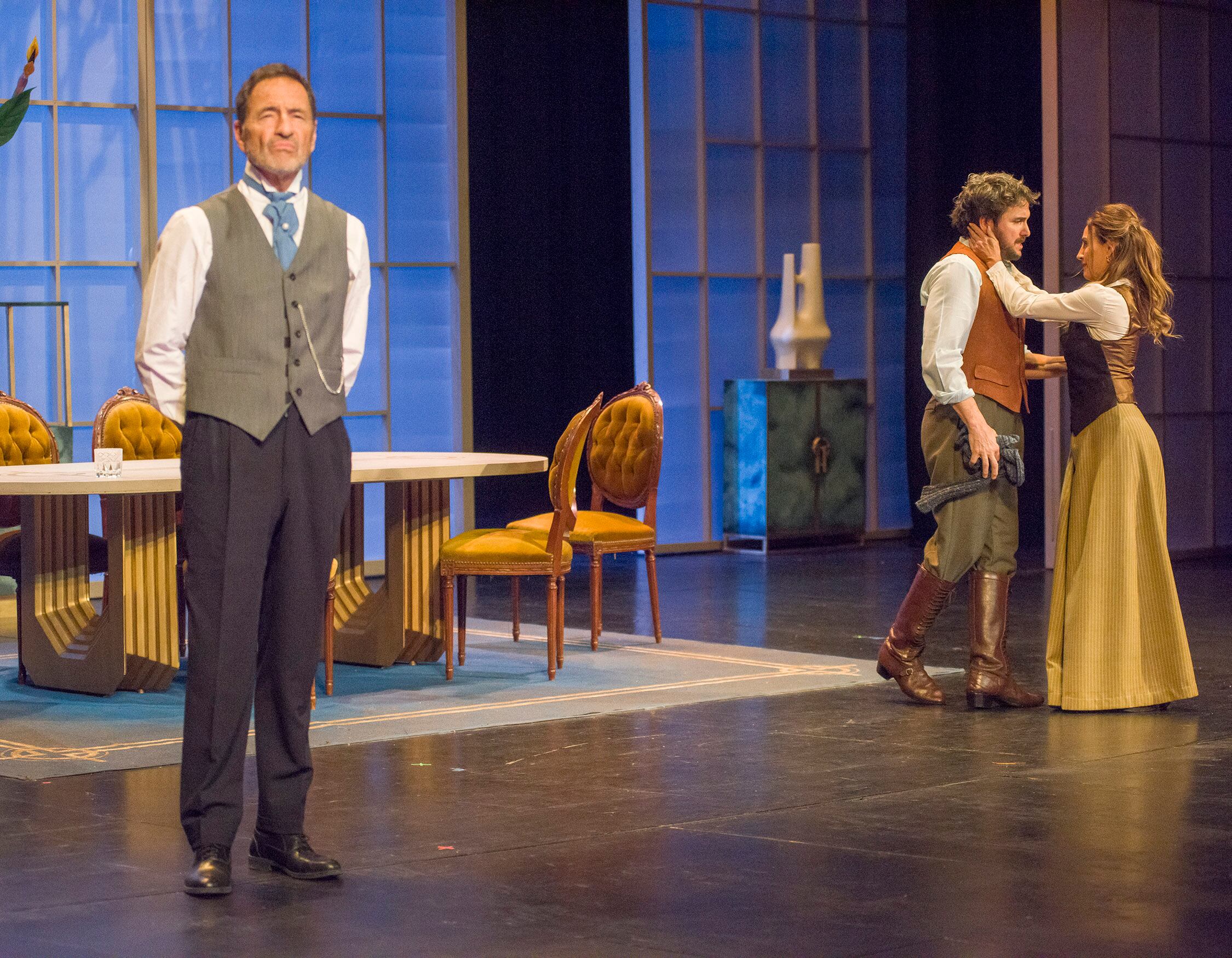 Eleonora Wexler, como Lona Hessel, en escena con Gerardo Chendo, en la piel de Johan Tonessen, y Martín Seefeld, interpretando a Karsten Bernick, en “Los pilares de la sociedad” (Teatro Presidente Alvear)