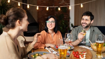 Salir a cenar o hacer planes con desconocidos: la nueva forma de hacer amigos para combatir la soledad y volver a conectar de verdad