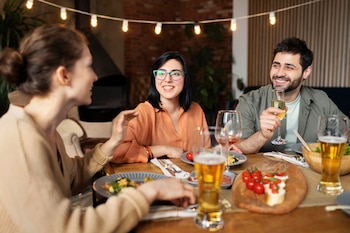 Una nueva tendencia comienza a extenderse por las ciudades españolas: apps para conocer gente nueva, por ejemplo, saliendo a cenar con desconocidos. (Freepik)