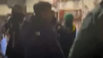 Golpes y botellazos: el video de irrupción de la barra de Platense en una pelea durante un partido de fútbol infantil