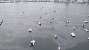 Alerta en Cartagena por una nueva mancha oleosa en la bahía: se trataría de rastros de hidrocarburos