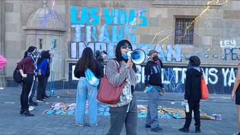 Activistas protestan contra AMLO en