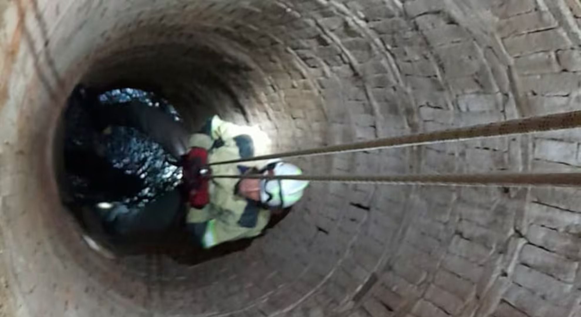 El pozo al que habían caído padre e hija (Gentileza: El Doce.tv)