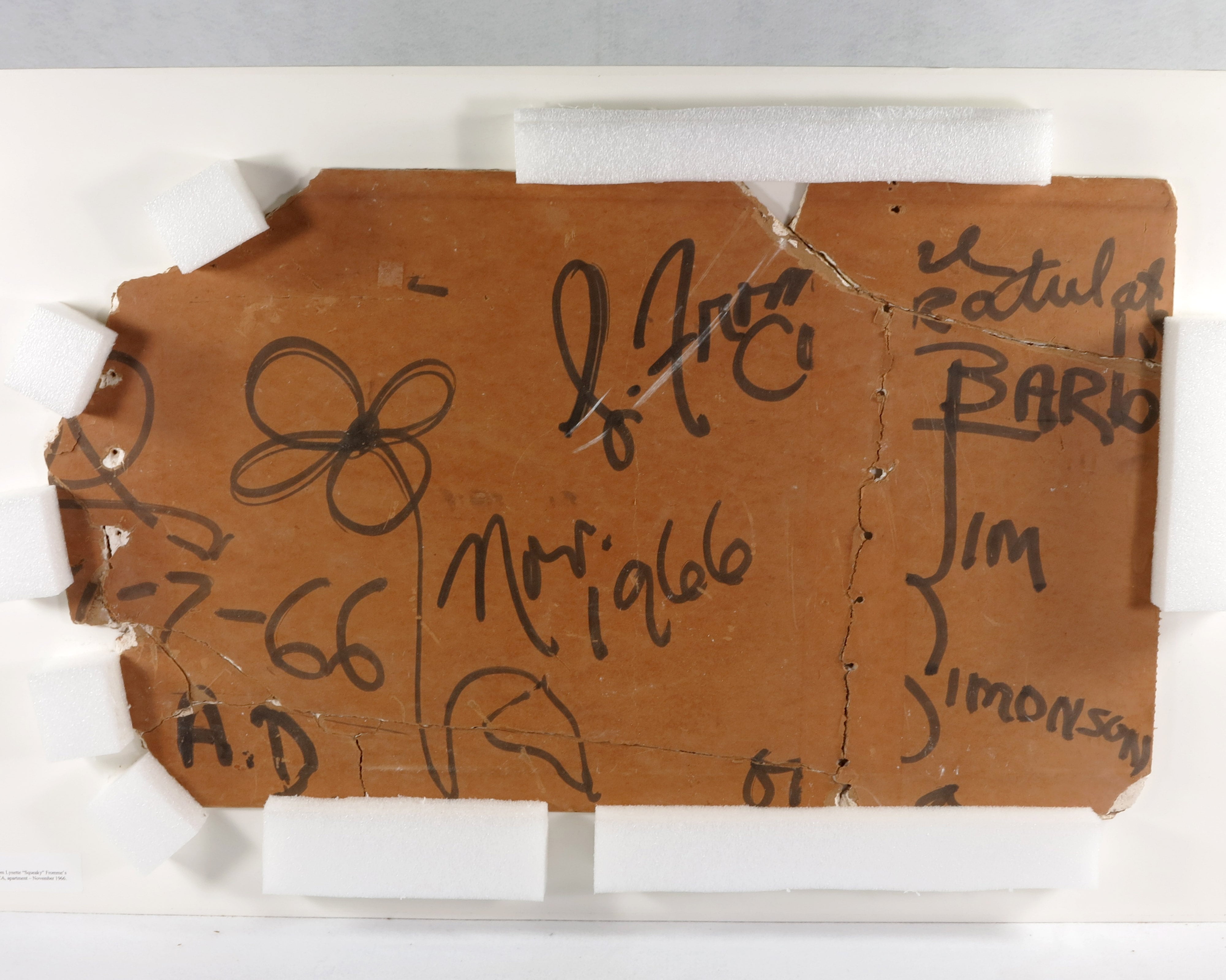 La imagen muestra un fragmento de pared del apartamento en Redondo Beach (California) donde vivía Lynette