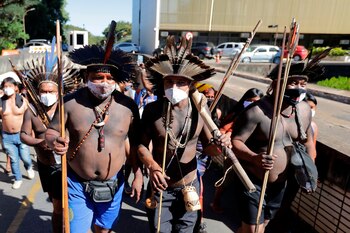 Indígenas de diversas etnias abandonan