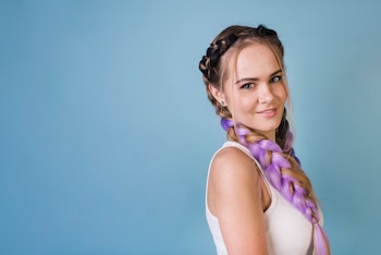 Las bubble braids se consolidan como el peinado viral del festival, combinando impacto visual y fácil mantenimiento (Freepik)