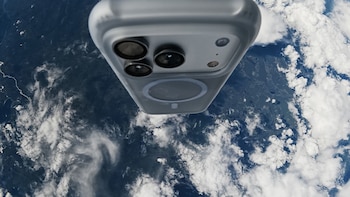 Un teléfono cayó desde el espacio a tres veces la altura del Everest y rompió un récord Guinness