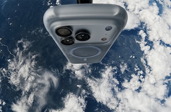 Un celular cae desde la estratosfera a tres veces la altura del Everest y sobrevive sin un rasguño - crédito Guinness World Records