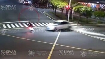 El sistema Sívar Seguro captó el aparatoso siniestro vial que dejó a un motociclista gravemente lesionado (Cortesía: Alcaldía de San Salvador).