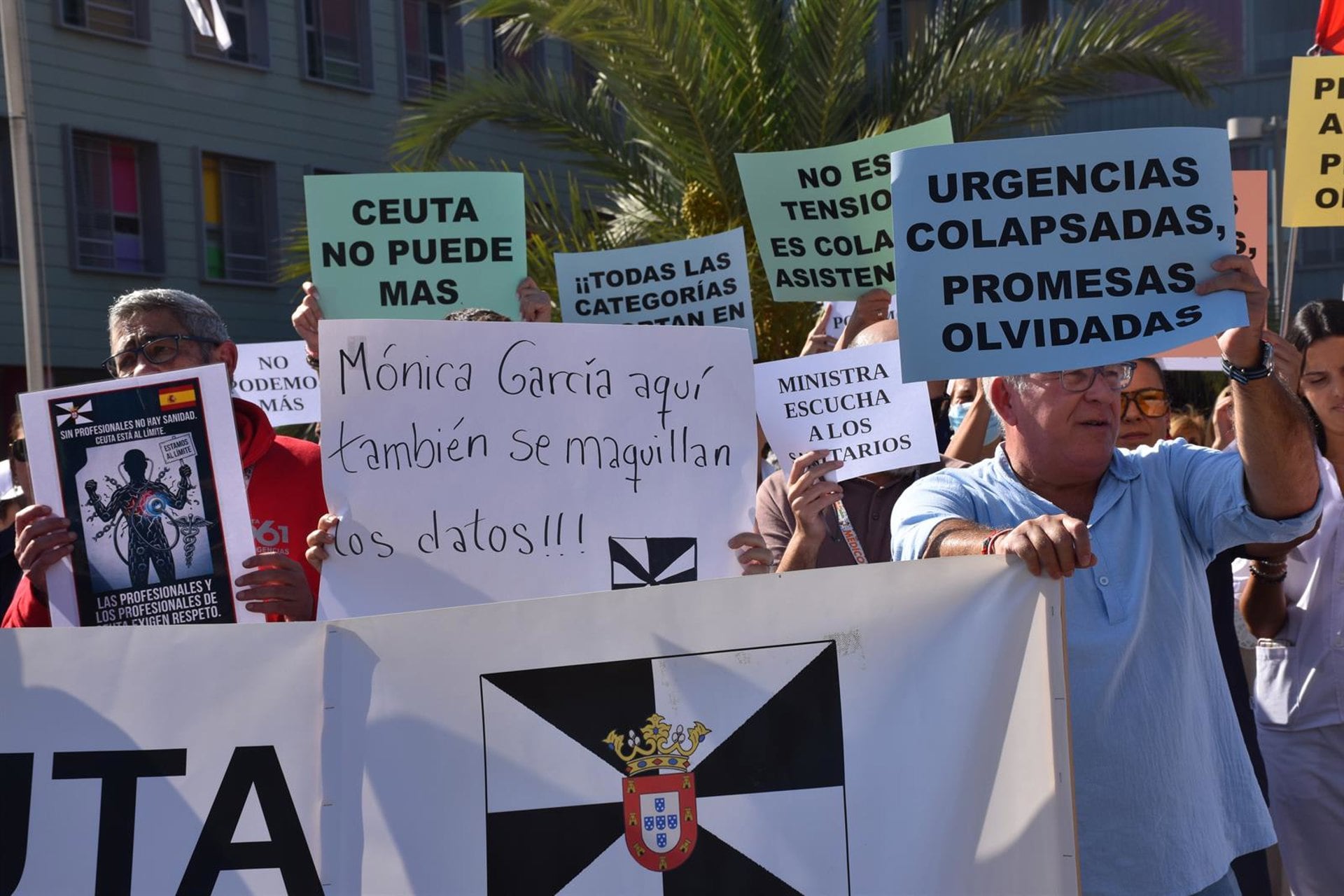 17/09/2026 Decenas de sanitarios durante una concentración para protestar por el colapso del sistema, a las puertas del Hospital Universitario de Ceuta, a 17 de septiembre de 2026, en Ceuta (España). La movilización, convocada por Cemsatse, ha reunido a trabajadores del centro y a usuarios, que han querido mostrar su respaldo a los profesionales y reclamar más medios para la Sanidad pública tras la llegada masiva de migrantes.POLITICA Gabriela Sardá Núñez - Europa Press