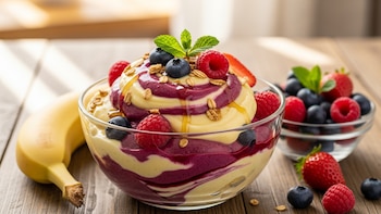 Helado fit de plátano y frutos rojos: la receta casera, cremosa y saludable que refresca cualquier tarde