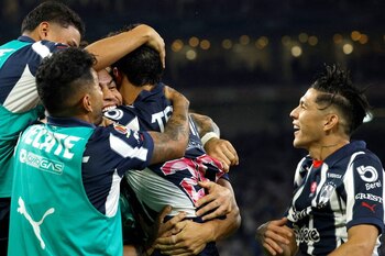 Foto de archivo de jugadores del Monterrey celebrando tras anotar un gol en partido del torneo mexicano. Estadio BBVA, Monterrey, México. 19 de octubre de 2024.
REUTERS/Daniel Becerril