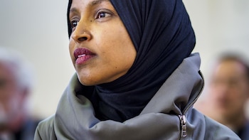 El hombre que roció con vinagre a la congresista Ilham Omar en Mineápolis se declara culpable de agresión