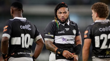Ma’a Nonu hablando con sus compañeros durante el encuentro con los All Blacks(Photo by PHILL MAGAKOE / AFP)