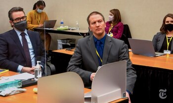 Derek Chauvin (derecha) junto a