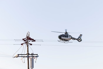 Un helicóptero de la Guardia Civil sobrevuela la zona del siniestro. (Ángeles Visdómine/EFE)