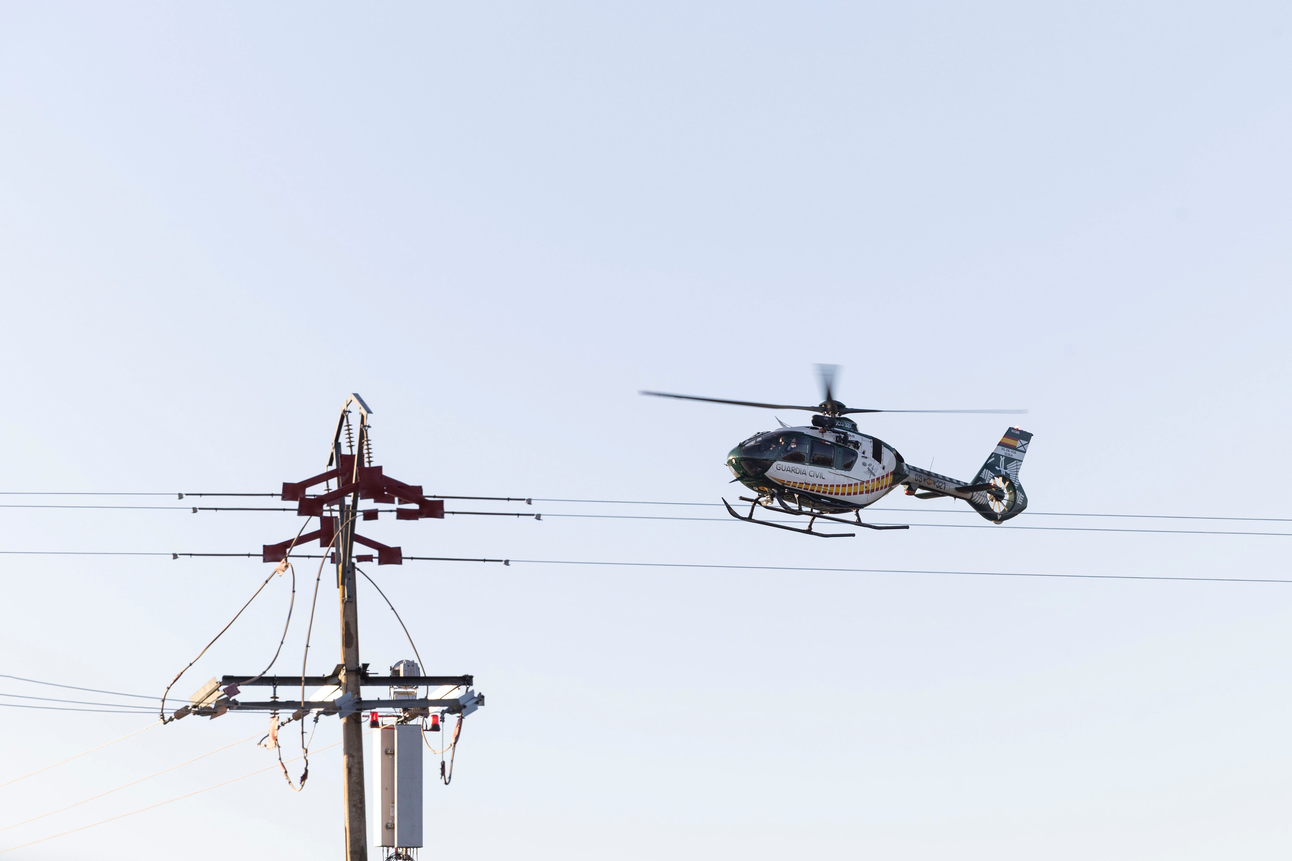 Un helicóptero de la Guardia Civil sobrevuela la zona del siniestro. (Ángeles Visdómine/EFE)