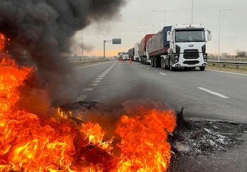 Camiones bloquean una ruta en reclamo por los altos costos del combustible y la necesidad de ajustar las tarifas de transporte de granos