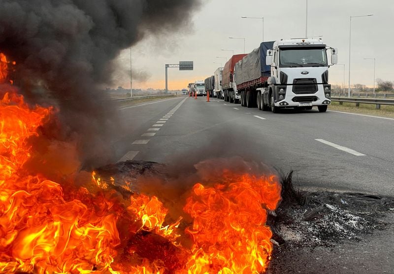 Camiones bloquean una ruta en reclamo por los altos costos del combustible y la necesidad de ajustar las tarifas de transporte de granos