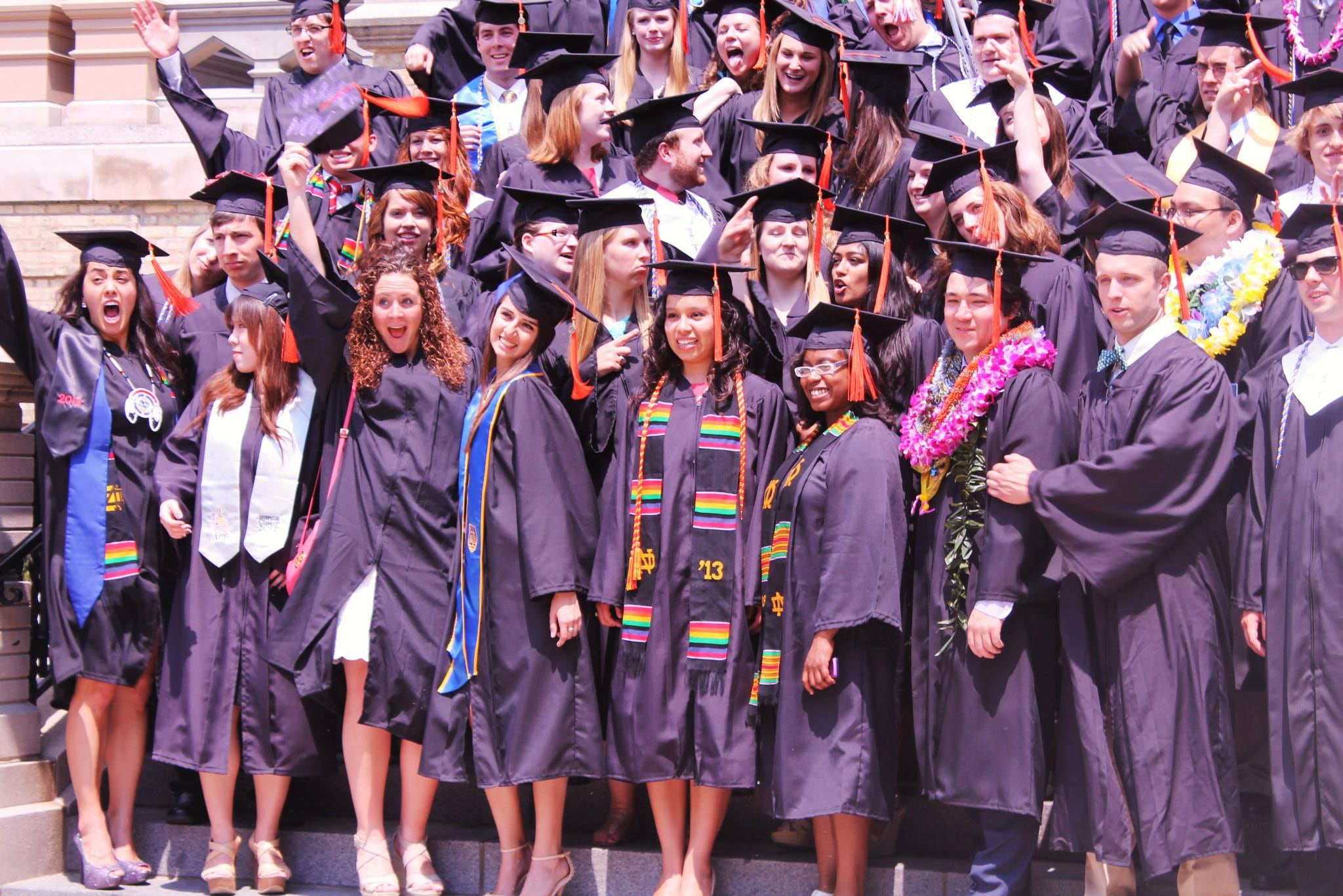 Deneke aparece en su graduación de la universidad en la primera fila, es la cuarta de izquierda a derecha (Foto cortesía Victoria Deneke)
