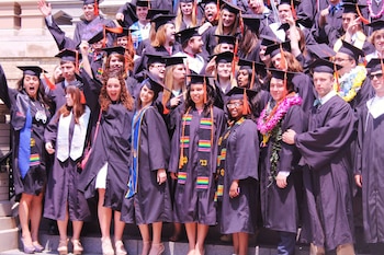 Deneke aparece en su graduación